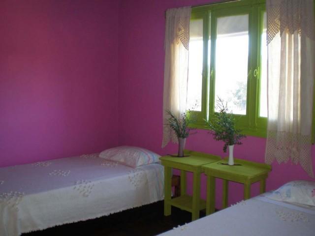 habitacion en verde y fucsia.JPG